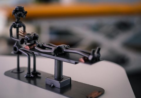 Metallskulptur einer Figur auf einer Behandlungsliege